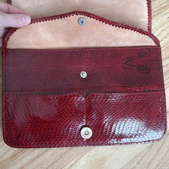 Red crocodile skin textured clutch - Picture 7 of 10